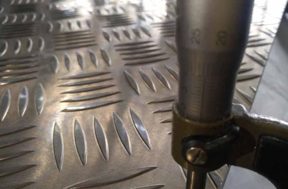 mesure de l'épaisseur d'une plaque à carreaux en aluminium