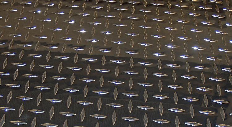 Ainsi, la qualité de la plaque en aluminium à motif décoratif à cinq petites nervures se reflète principalement dans le taux de motif décoratif