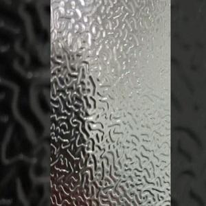 ¿Qué es la placa de aluminio en relieve?