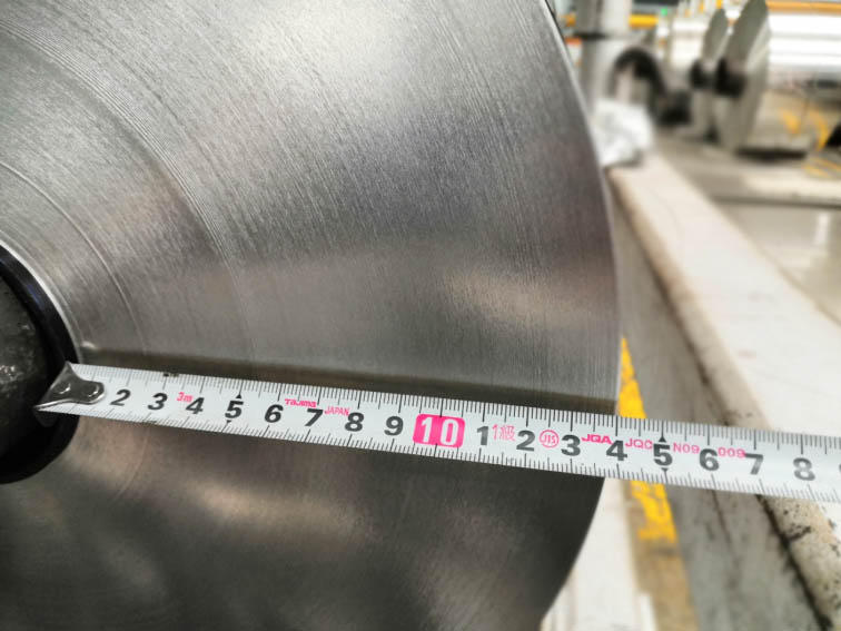 Messung des Außendurchmessers von großen Rollen aus Aluminiumfolie