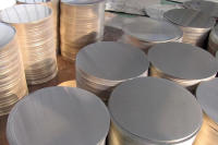 изготовлен из высококачественного сырья, что обеспечивает пользователям высокую долговечность, поэтому диски, поставляемые Henan Huawei Aluminium Co., Ltd, пользуются большим спросом для изготовления посуды.