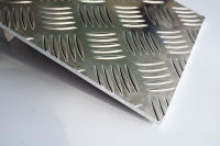3003 h22 Aluminium Bright Diamond Trittplatte machen es zu einem idealen Material, das aufgrund seiner hervorragenden Eigenschaften sowohl für den Innen- als auch für den Außenbereich geeignet ist