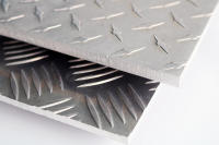 kepingan aluminium berkotak-kotak