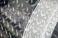 알루미늄 트레드 플레이트는 한쪽 면에는 융기된 다이아몬드 패턴이 있고 반대쪽 면에는 질감이 전혀 없습니다.