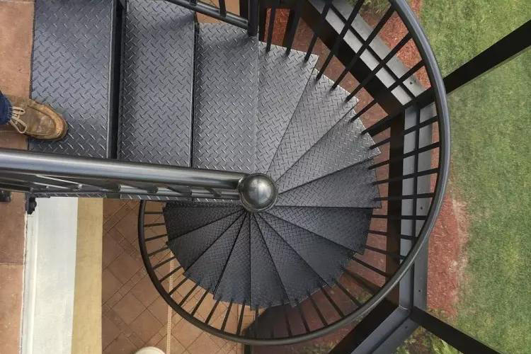 Aluminum diamond plate for staircase